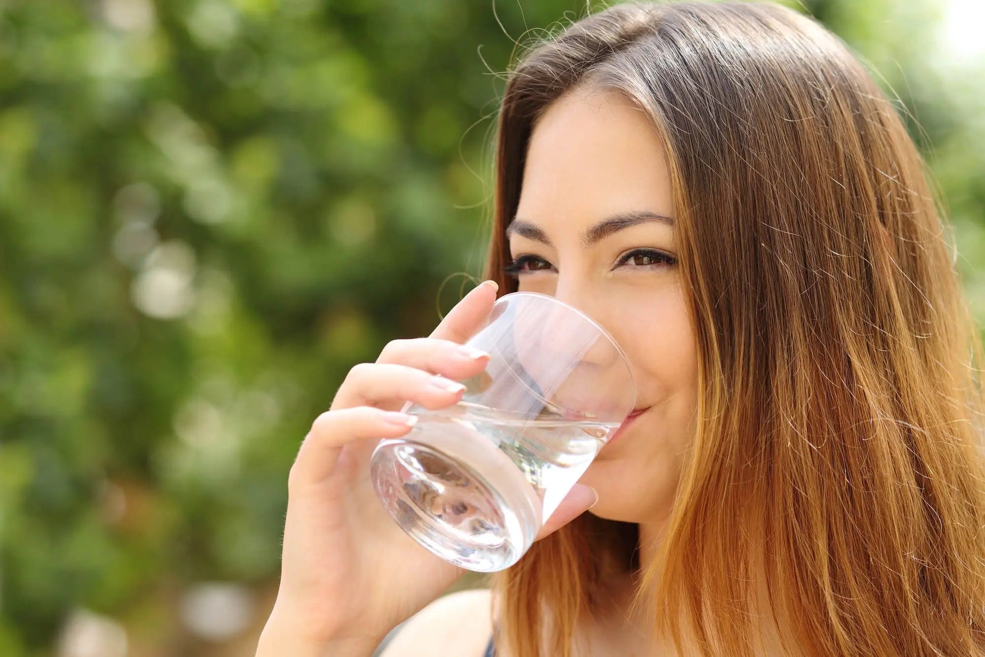 A Girl Drinking Water.webp__PID:2268ef00-02a7-4395-b7ca-d439cd6069ef